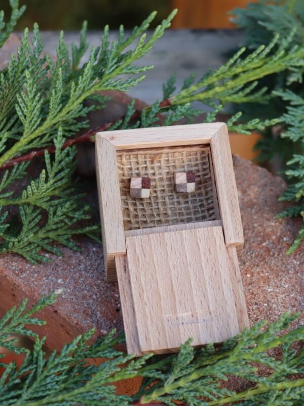 Pendientes cuadrados de madera artesanales con caja de madera