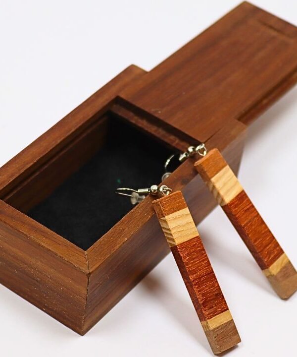 Pendientes artesanales de madera en palo rosa, nogal y fresno con caja de nogal