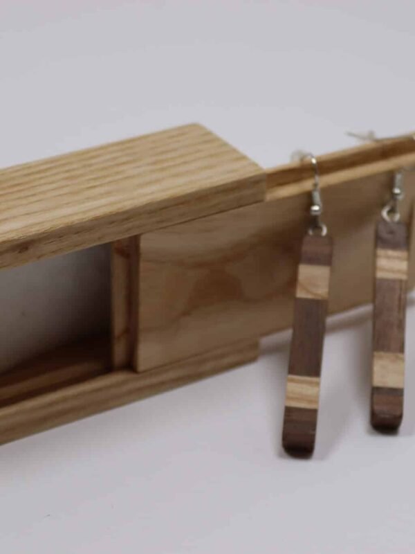 Pendientes artesanales de roble y nogal con estuche de madera de castaño