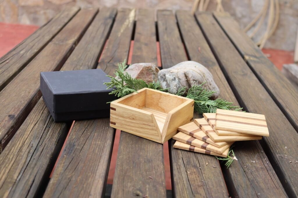 Set de posavasos de madera artesanales con caja organizadora
