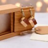 Pendientes artesanales de madera con estuche deslizante
