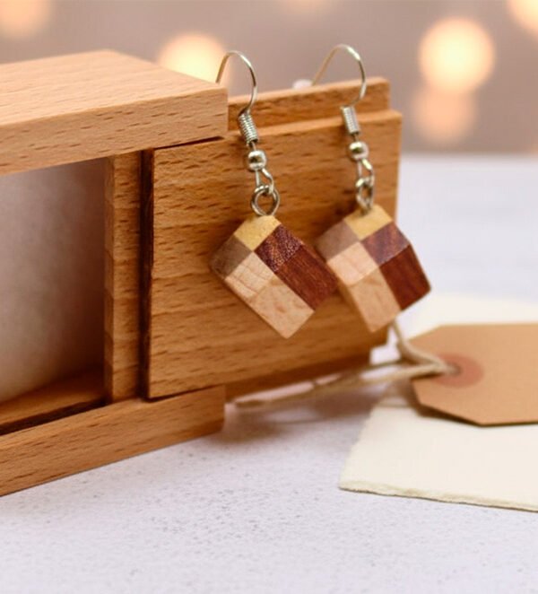 Pendientes artesanales de madera con estuche deslizante