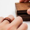 Anillos artesanales de palo rosa con estuche de madera