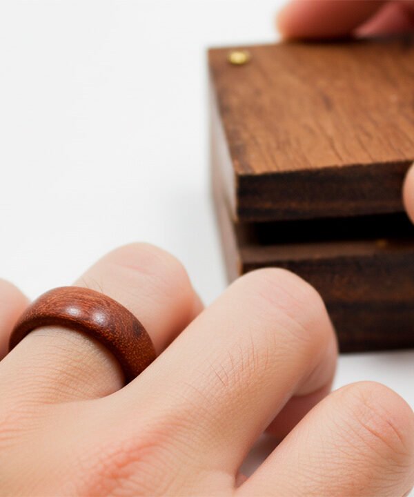 Anillos artesanales de palo rosa con estuche de madera